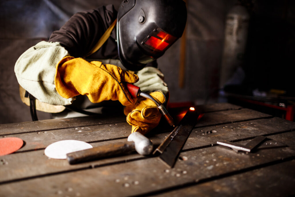 cutting metal with plasma equipment